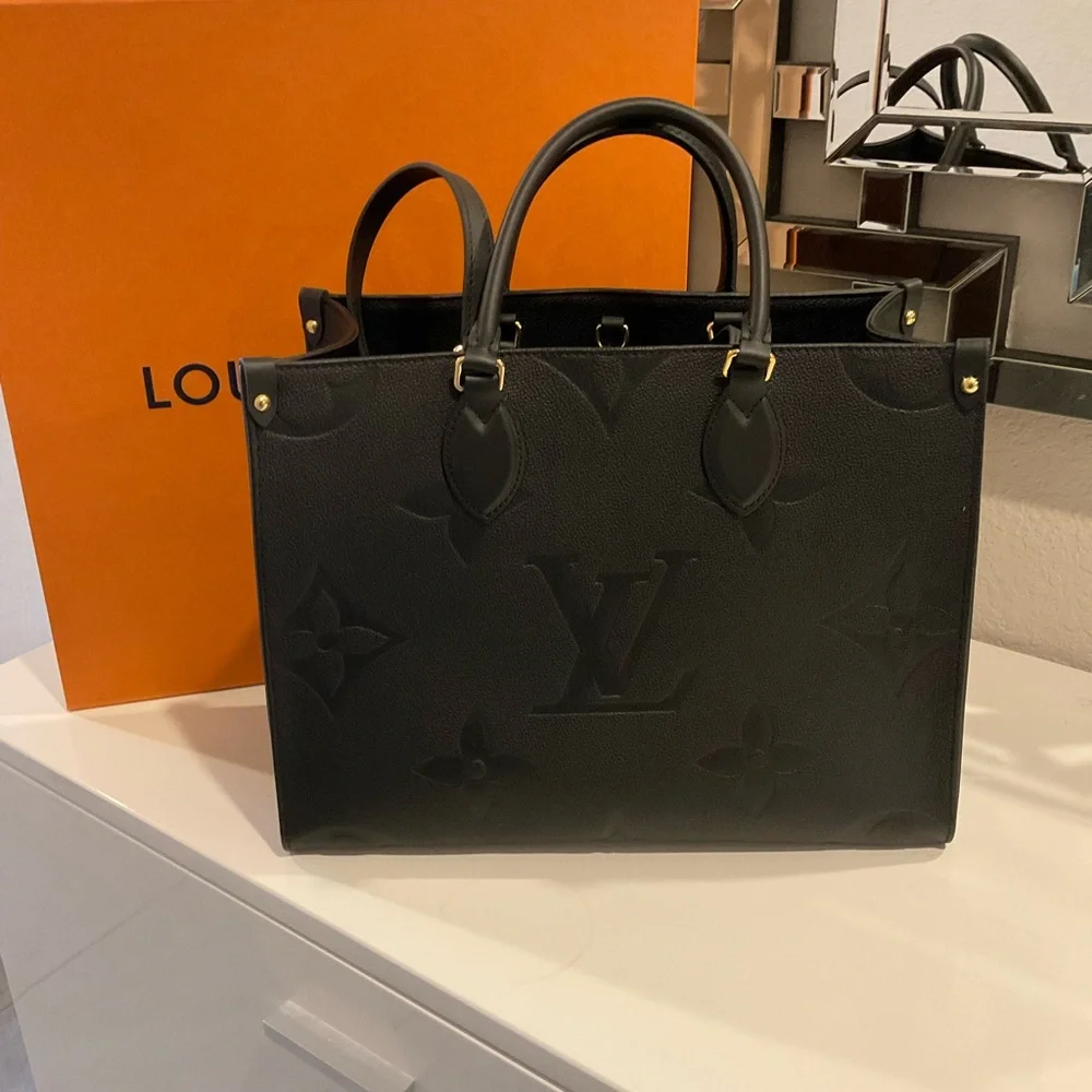 Louis Vuitton M45595
Onthego MM black handbag - Picture 1 of 12